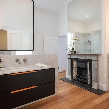 Lauralla Bed & Breakfast *