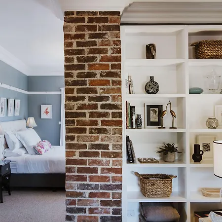 Enfield House 4*