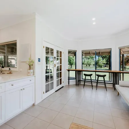 Tilia Estate - Wine Country Haven With Games Holiday home *