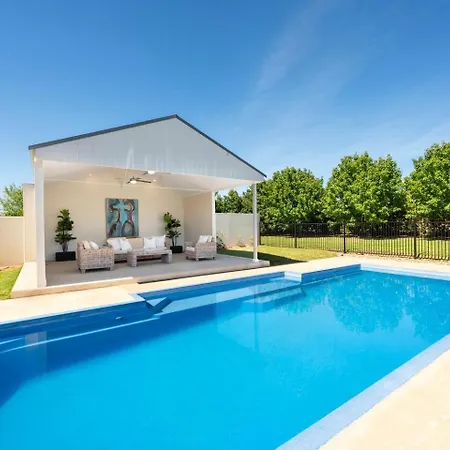 Holiday home Putta Bucca Manor - Poised Poolside Country Living *
