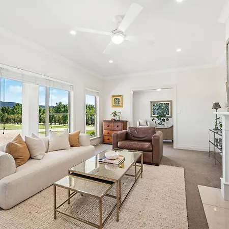 Putta Bucca Manor - Poised Poolside Country Living *