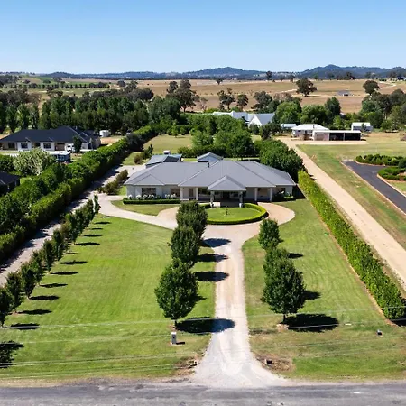 Putta Bucca Manor - Poised Poolside Country Living Holiday home
