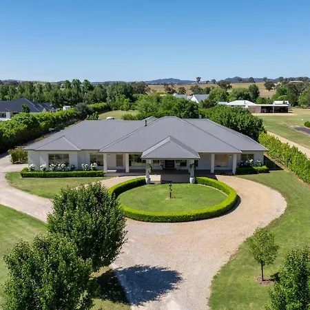 Putta Bucca Manor - Poised Poolside Country Living Holiday home *
