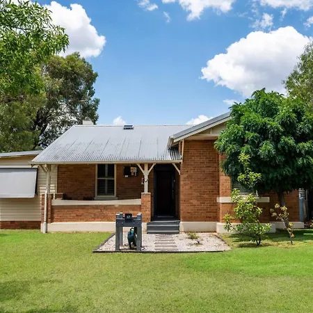 Holiday home Ironbark Oasis - Serene Poolside Haven By Cbd