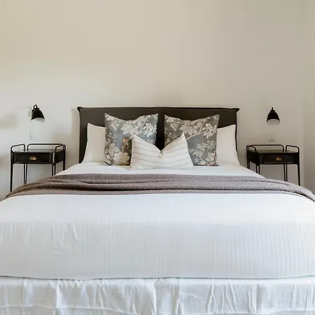 Airdrie - Storybook Country Charm Holiday home
