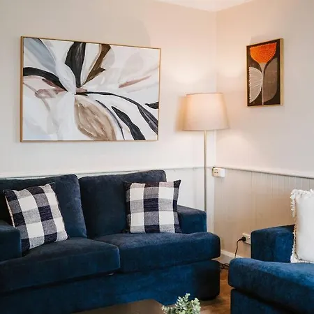 Holiday home Ironbark Oasis - Serene Poolside Haven By Cbd