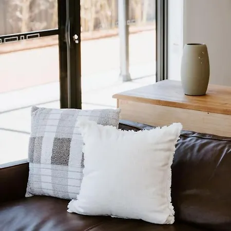 Holiday home Luxury Retreats - Group Getaway Near Wineries *