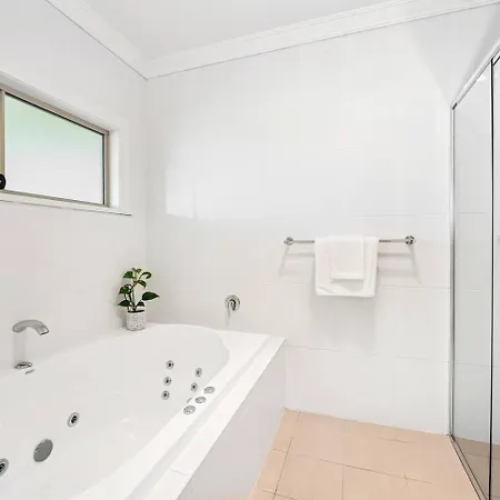 Putta Bucca Manor - Poised Poolside Country Living
