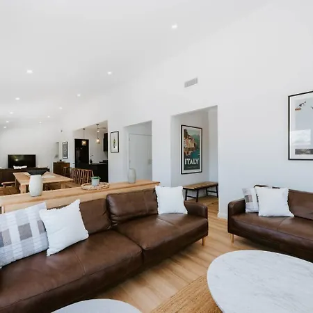 Luxury Retreats - Group Getaway Near Wineries