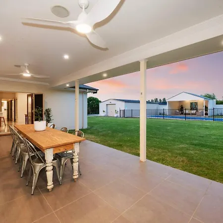 Putta Bucca Manor - Poised Poolside Country Living Holiday home