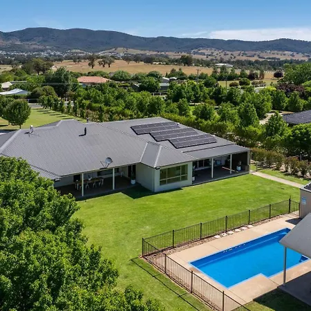 Putta Bucca Manor - Poised Poolside Country Living Holiday home *