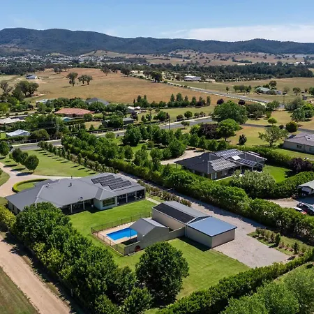 Putta Bucca Manor - Poised Poolside Country Living Holiday home *