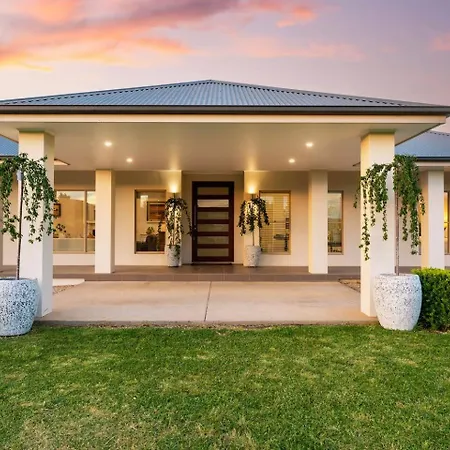 Putta Bucca Manor - Poised Poolside Country Living Holiday home *