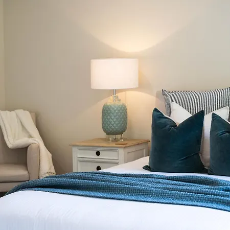 Putta Bucca Manor - Poised Poolside Country Living Holiday home *