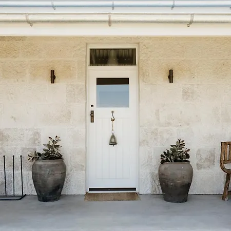Airdrie - Storybook Country Charm Holiday home