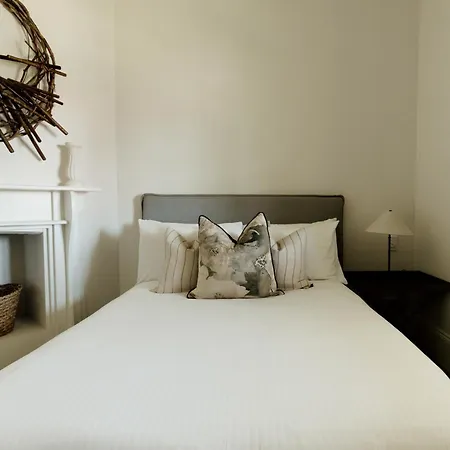 Airdrie - Storybook Country Charm Holiday home *