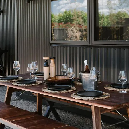 Luxury Retreats - Group Getaway Near Wineries Holiday home *