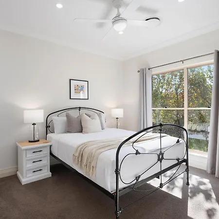 Putta Bucca Manor - Poised Poolside Country Living Holiday home