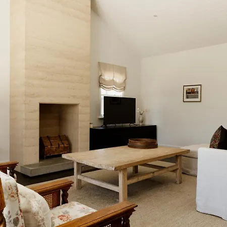 Airdrie - Storybook Country Charm Holiday home *