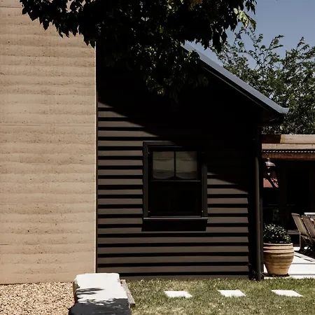 Airdrie - Storybook Country Charm Holiday home *