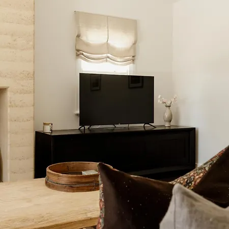 Airdrie - Storybook Country Charm Holiday home