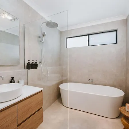 Holiday home Luxury Retreats - Group Getaway Near Wineries *