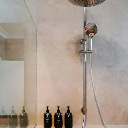 Luxury Retreats - Group Getaway Near Wineries Holiday home *