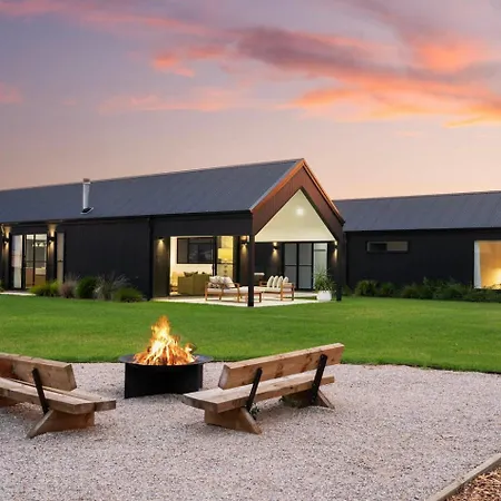 Jarli Barn - Refined Wine Country Retreat With Pool