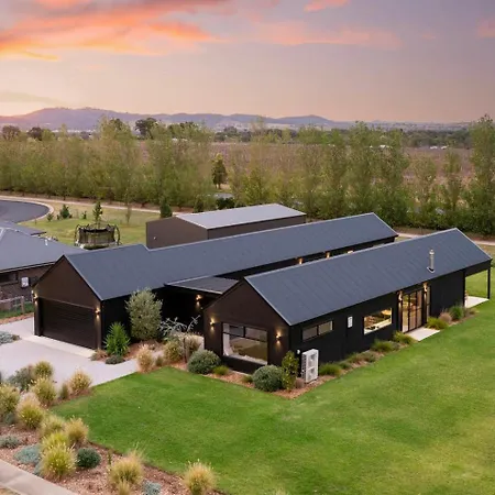 Jarli Barn - Refined Wine Country Retreat With Pool Holiday home Mudgee