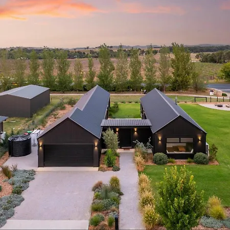 Holiday home Jarli Barn - Refined Wine Country Retreat With Pool