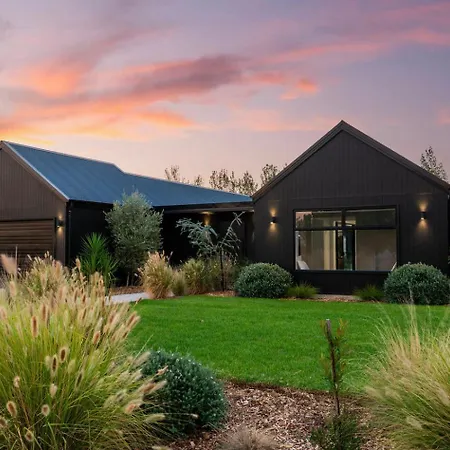 Holiday home Jarli Barn - Refined Wine Country Retreat With Pool *
