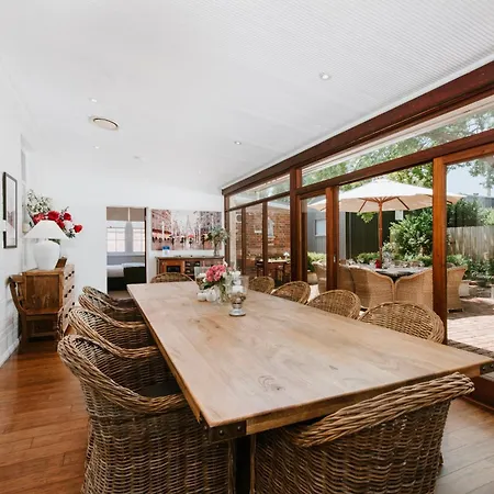 Holiday home Cawarra On The Park - Historic Grandeur *