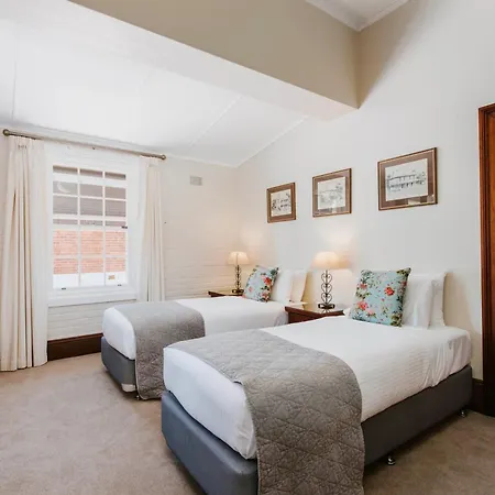 Holiday home Cawarra On The Park - Historic Grandeur