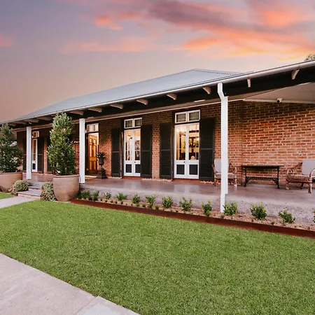 Cawarra On The Park - Historic Grandeur *