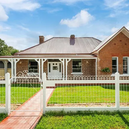 Holiday home Bathurst - Historic Modern Retreat With Alfresco Mudgee