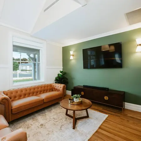 Holiday home Bathurst - Historic Modern Retreat With Alfresco *