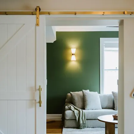 Bathurst - Historic Modern Retreat With Alfresco Holiday home *