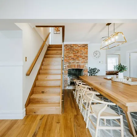 Holiday home Bathurst - Historic Modern Retreat With Alfresco Mudgee