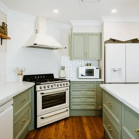 Bathurst - Historic Modern Retreat With Alfresco *