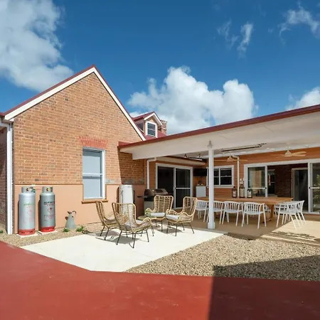Holiday home Bathurst - Historic Modern Retreat With Alfresco Mudgee