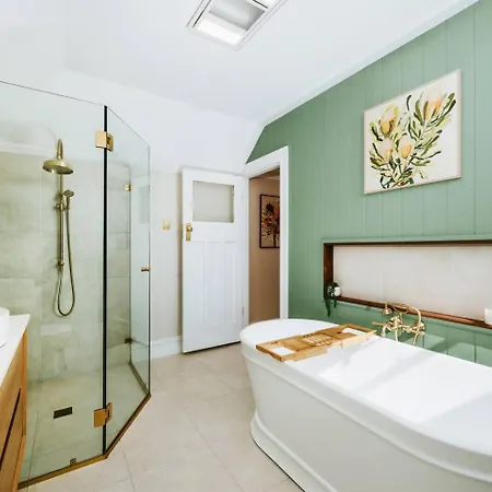 Bathurst - Historic Modern Retreat With Alfresco *