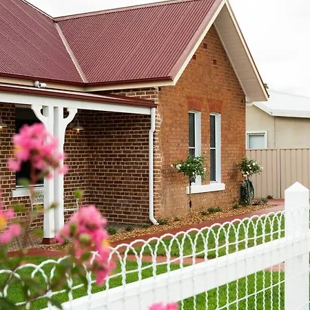 Holiday home Bathurst - Historic Modern Retreat With Alfresco Mudgee