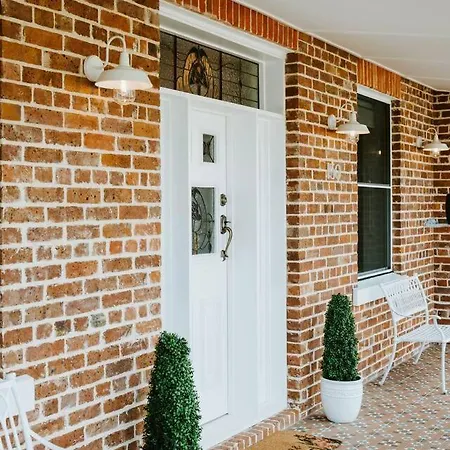 Bathurst - Historic Modern Retreat With Alfresco Holiday home *
