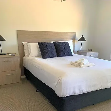 Vineyard Motor Motel 4*