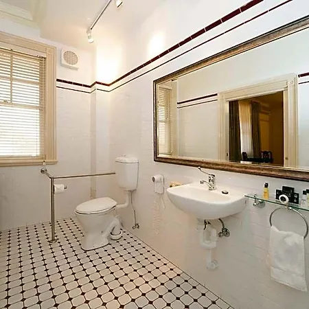 Cobb & Co Court Boutique 4*