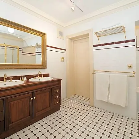 Cobb & Co Court Boutique 4*