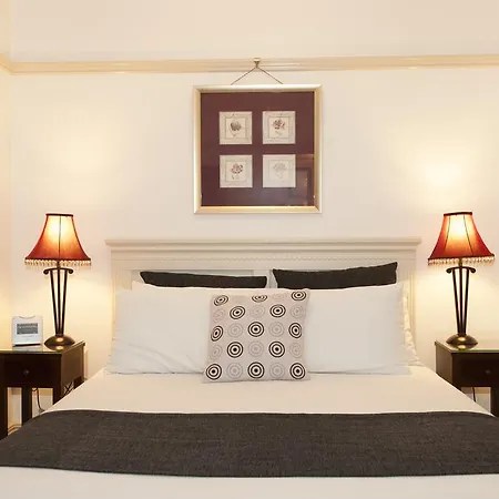 Cobb & Co Court Boutique 4*