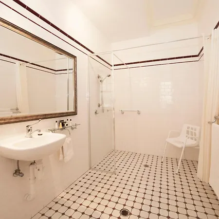 Cobb & Co Court Boutique 4*