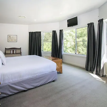 Country Grandeur At Elegant Group Getaway
