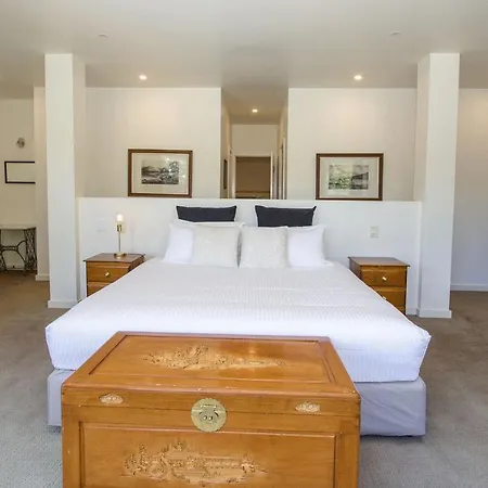 Country Grandeur At Elegant Group Getaway Holiday home *